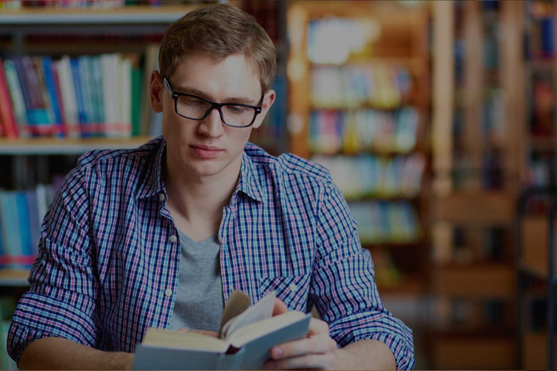 Читать студент 3. Умный парень. Студент в очках. Фото умного человека. Умный парень в очках.